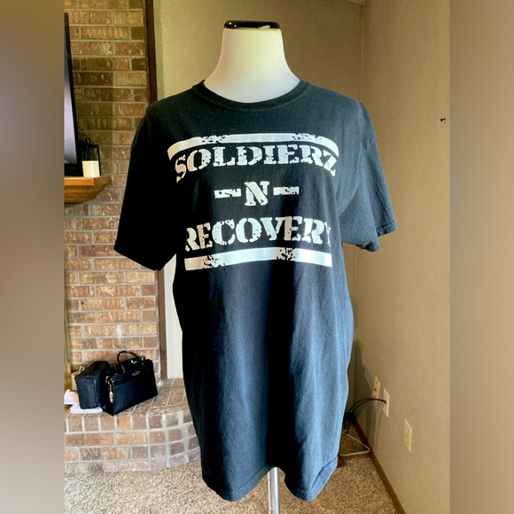 Black Short Sleeve Tee Shirt “Soldierz -N- Recovery” Size Large - Picture 2 of 6